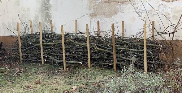 Benjeshecke aus Baumschnitt